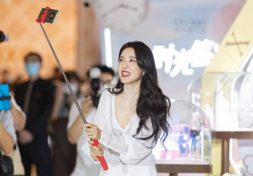 曾黎收下粉丝礼物放包里？真相曝光引热议，粉丝心碎成渣！