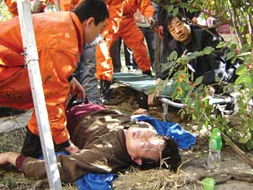 消防员打捞遗体