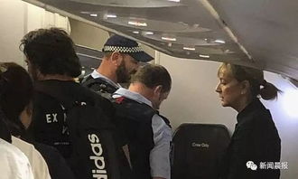 女性乘客在飞机上捂脸感到不适