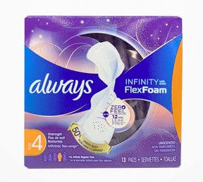 女性在超市挑选卫生巾产品的场景