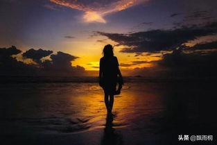 夕阳下几位女孩站在废墟前眺望远方