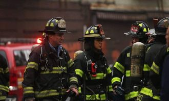 消防员到达现场进行检查