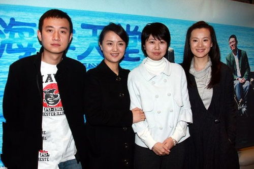 朱媛媛与导演吴天戈在杀青仪式上的合影