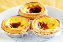 甜品店内顾客购买玉米蛋挞场景