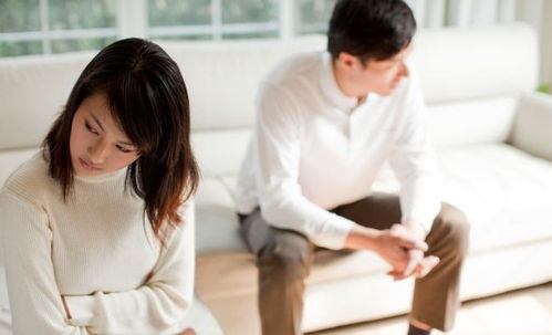 夫妻在医院走廊神情凝重