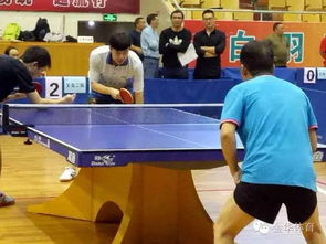 乒乓球裁判正在观看比赛