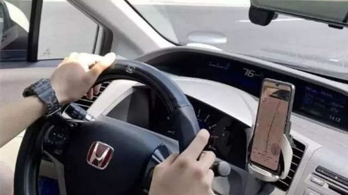 车主在车内使用手机而忽视前方道路状况