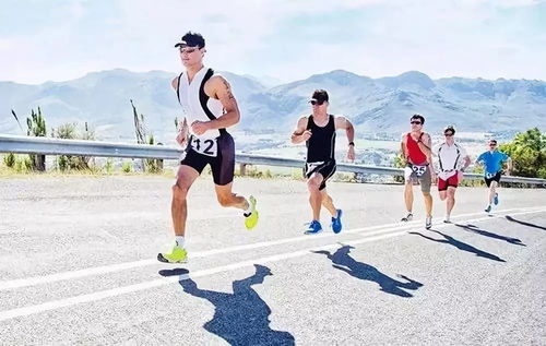 年轻人在公园跑步锻炼