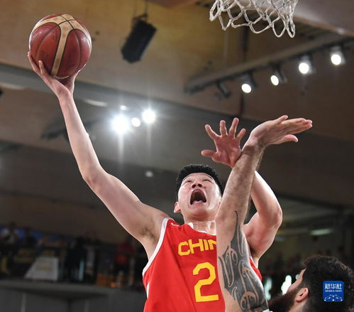 胡金秋在比赛中投篮