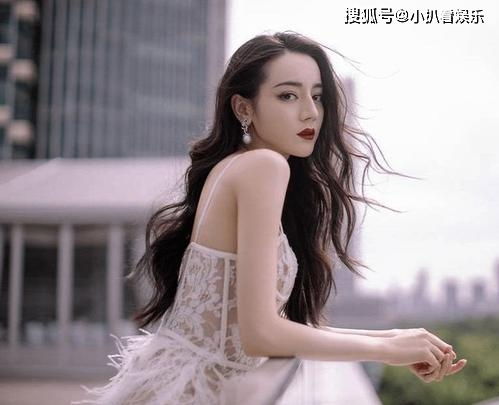 迪丽热巴水中游动特写