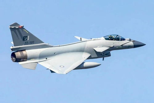 歼-10CE惊艳亮相兰卡威海空展，中国空军风采震撼全场！