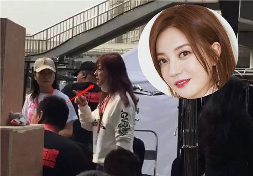 朱媛媛在片场认真工作的侧影