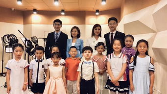 播客主持人在录音室录制音频内容