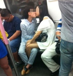 情侣在地铁站门口拥抱