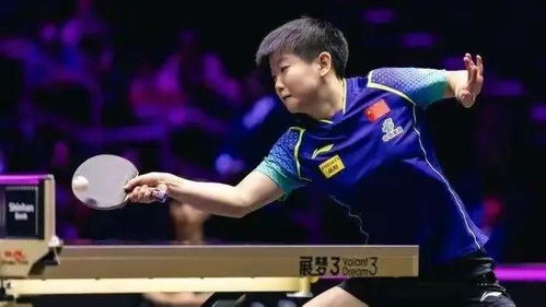 球迷在手机前观看孙颖莎比赛