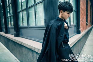 王源在街头独自吃宵夜