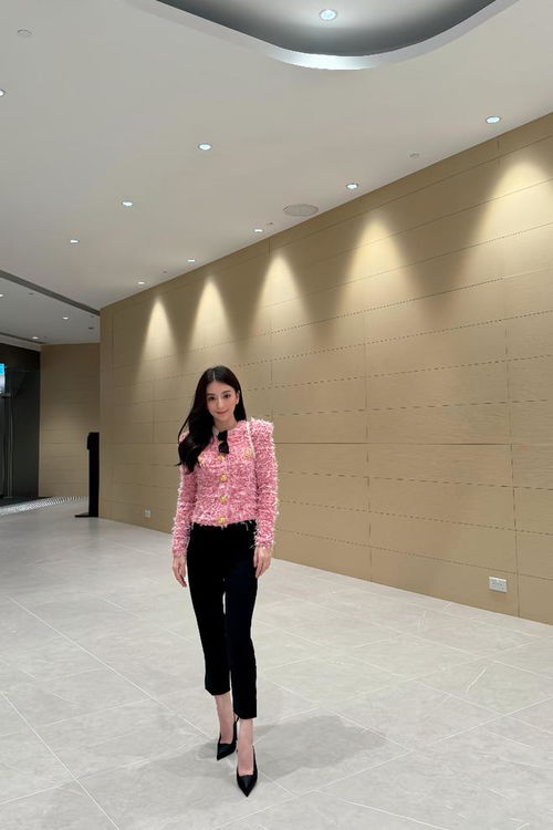 方媛在餐厅吃饭侧影