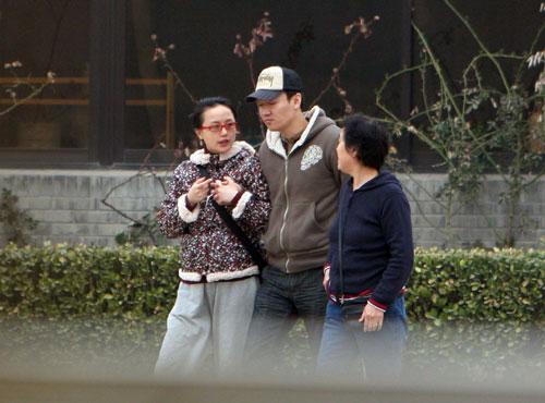 朱媛媛清明福州被偶遇 辛柏青暖心陪同 低调恩爱如初