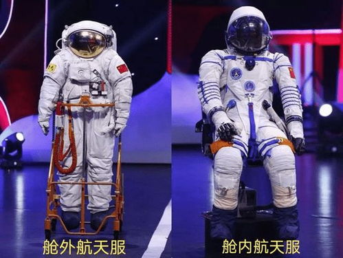 航天员在空间站内向地球挥手致意