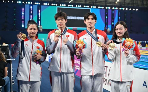 潘展乐站上领奖台接受鲜花