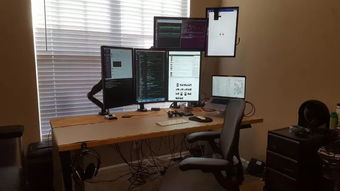 一个人在书房自学编程