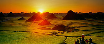 夕阳下的龙船山全景