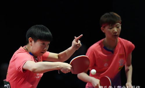 国乒队员们在更衣室讨论战术