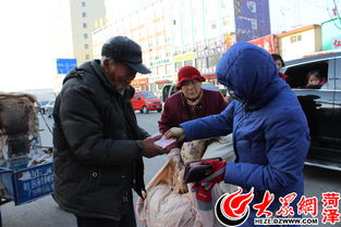 一位老人在路边卖烤红薯