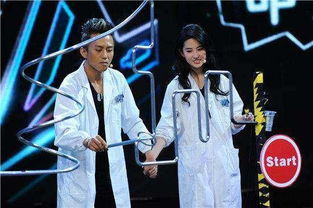 邓超在关灯木头人游戏中摔倒