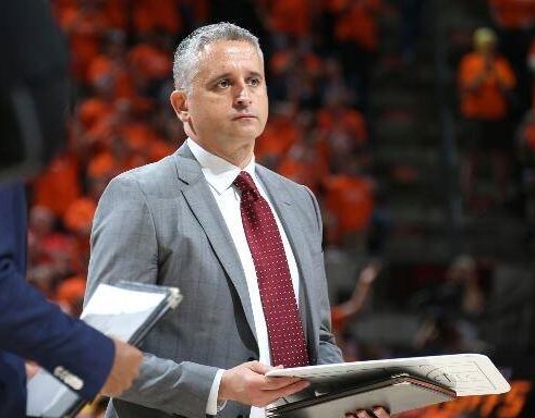 雷霆队主教练戴维恩·韦德场边指挥