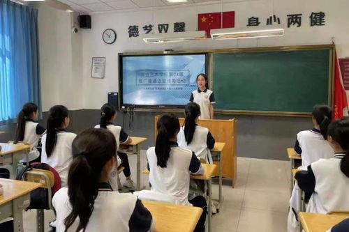 学校广播站正在进行播报