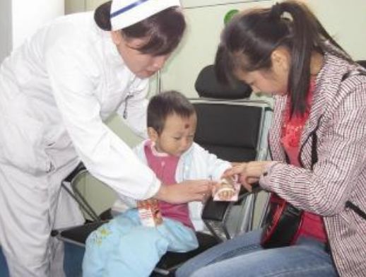 医生正在为外国小女孩检查身体