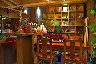 一对情侣在咖啡馆甜蜜对视