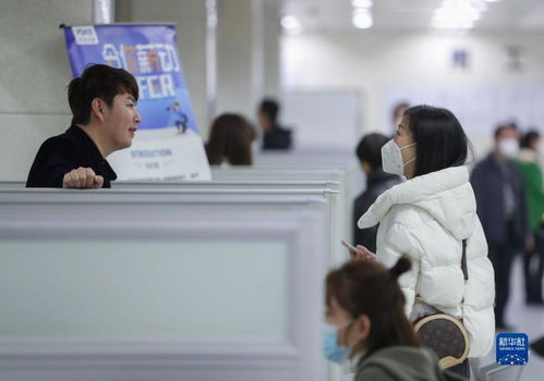 商场工作人员试图与情侣沟通，但未采取进一步措施