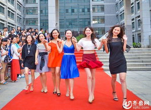 黄杨钿甜毕业典礼献唱跑调引争议，母校回应艺考成绩质疑！百万耳环事件再掀舆论风暴