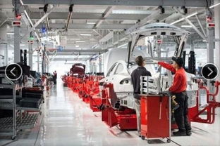 特斯拉工厂生产线忙碌场景