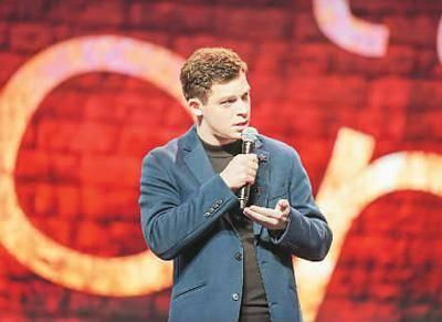 张立威在喜剧节目中的演出照片