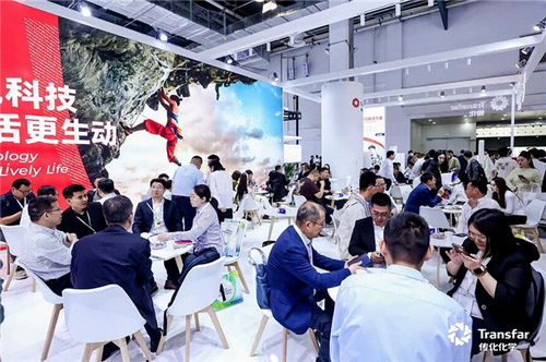 AI工程师在会议室讨论技术方案