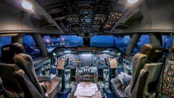 飞行员在驾驶舱操作仪表盘