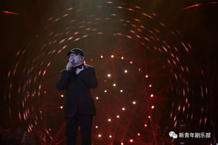 姚贝娜在舞台上唱歌的照片