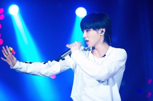 白举纲在《歌手2025》舞台上的激情演唱