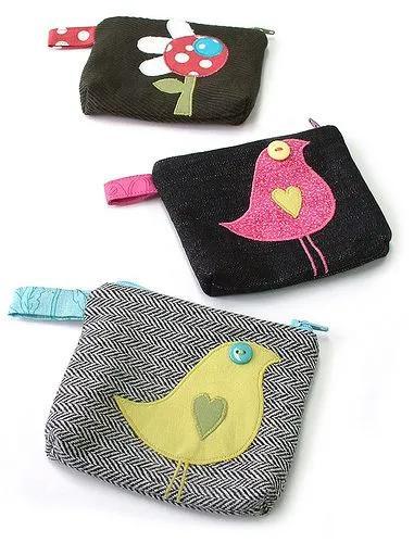 孩子在做手工DIY包