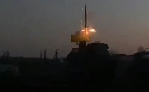 乌克兰防空系统拦截无人机画面