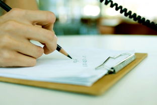 销售人员在笔记本上认真记录客户信息