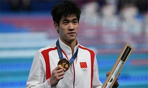 潘展乐与孙杨在赛场上