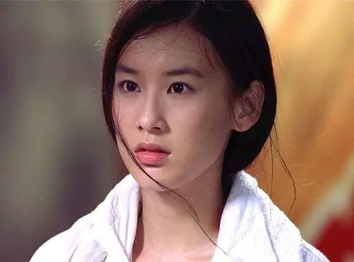 宋祖儿在折腰中的表情包截图