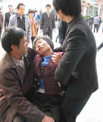 母亲在殡仪馆悲痛晕倒