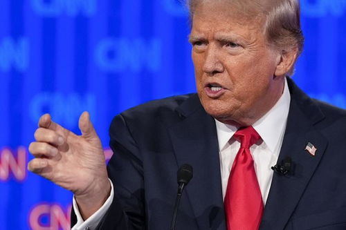 特朗普与拜登在辩论现场对峙