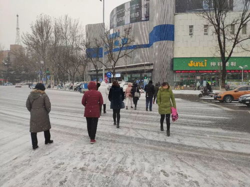 一位普通人在城市街道行走的身影