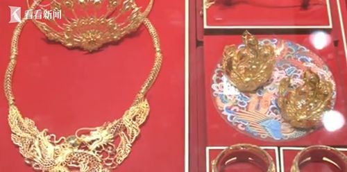 消费者在金店挑选黄金饰品